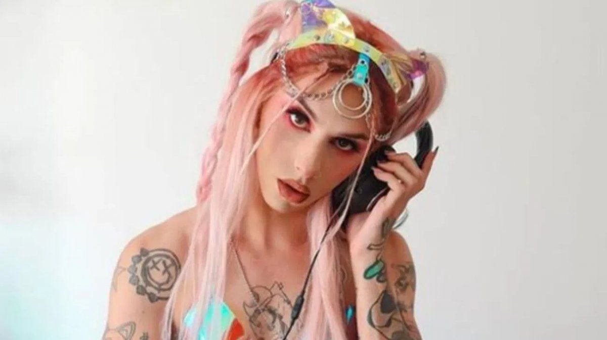 El baile sensual de Estanislao Fernández con minifalda