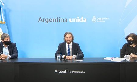 El jefe de Gabinete de la Nación, Santiago Cafiero, junto a la secretaria de Acceso a la Salud, Carla Vizzotti y el ministro de Turismo, Matías Lammens, en la conferencia de prensa de este viernes. El jefe de Gabinete de la Nación, Santiago Cafiero, junto a la secretaria de Acceso a la Salud, Carla Vizzotti y el ministro de Turismo, Matías Lammens, en la conferencia de prensa de este viernes.