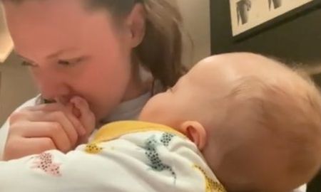 ¡que ternura! joy le canta a su bebe noah antes de dormir ¡que ternura! joy le canta a su bebe noah antes de dormir