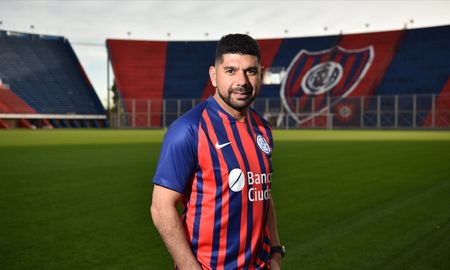 Néstor Ortigoza, de 36 años, volvió a San Lorenzo y fue presentado en el estadio del Ciclón. Néstor Ortigoza, de 36 años, volvió a San Lorenzo y fue presentado en el estadio del Ciclón.