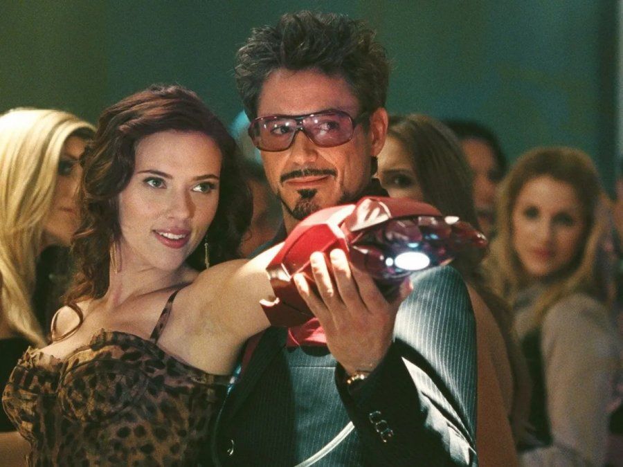 Scarlett Johansson junto a Robert Downey Jr. en la película Iron Man 2