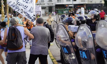 Jubilados protestaron en el Congreso y hubo incidentes Jubilados protestaron en el Congreso y hubo incidentes