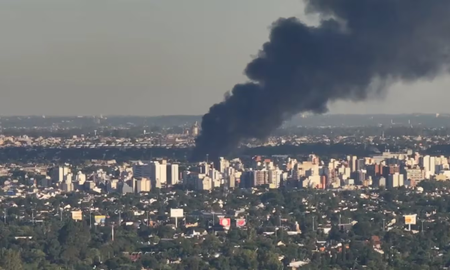 Usuarios registraron el humo visible desde varias cuadras. Usuarios registraron el humo visible desde varias cuadras.