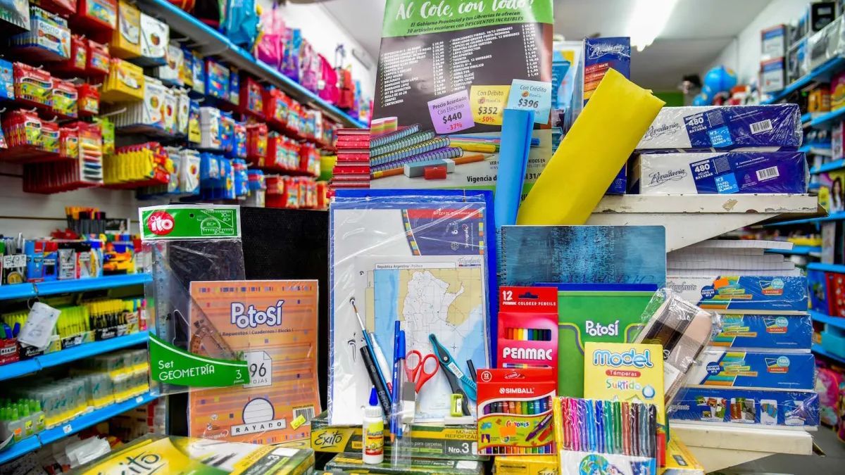 Las canastas incluyen m&aacute;s de 20 productos esenciales para el inicio de clases.