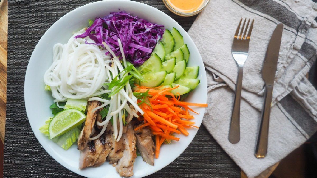 Saber cuánto se come y con qué alimentos es correcto alimentarse, es importante para conservar un buen estado de salud.