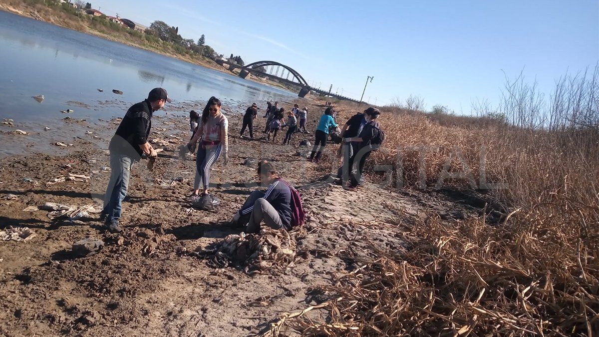 Los ambientalistas recolectaron residuos plásticos de las orillas del río Salado en la Costanera de Santo Tomé.&nbsp;