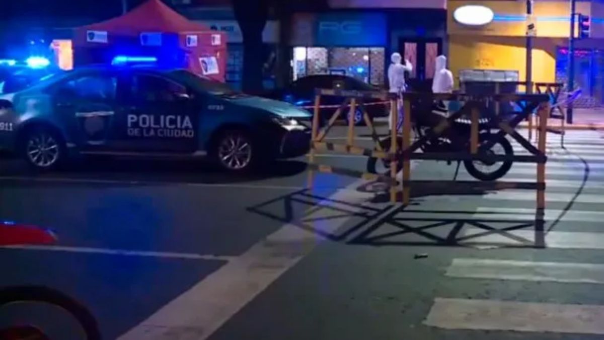 Por el accidente hubo corte total de la avenida por el trabajo de la Policía de la Ciudad. Por el accidente hubo corte total de la avenida por el trabajo de la Policía de la Ciudad.