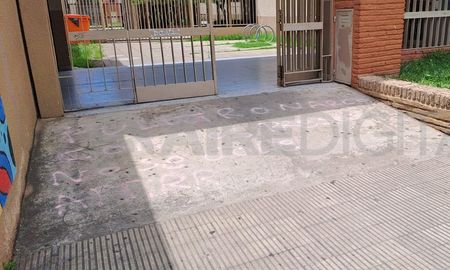 Dos mensajes mafiosos contra el gobernador de Santa Fe fueron descubiertos este viernes en Rosario. Dos mensajes mafiosos contra el gobernador de Santa Fe fueron descubiertos este viernes en Rosario.