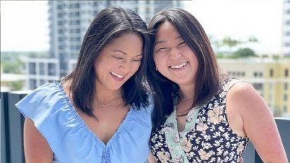 Dos gemelas separadas al nacer en Corea del Sur y adoptadas por diferentes  familias de EE.UU. se reúnen 36 años después