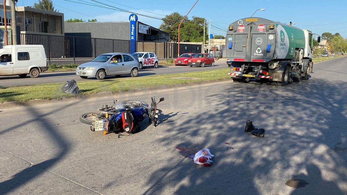 El camión barredor perteneciente a Urbafe realizaba tareas de limpieza contra el cantero central de la avenida Gorriti.