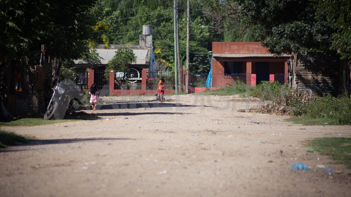 Los más chicos transitan las calles del barrio con tranquilidad.