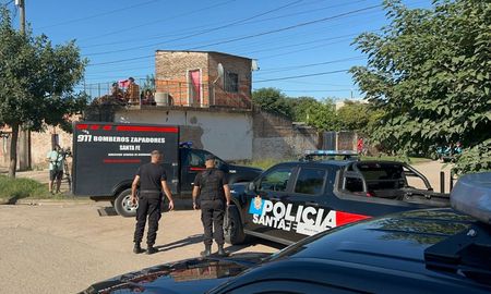 Policías en el lugar donde ocurrió el primer homicidio. Policías en el lugar donde ocurrió el primer homicidio.