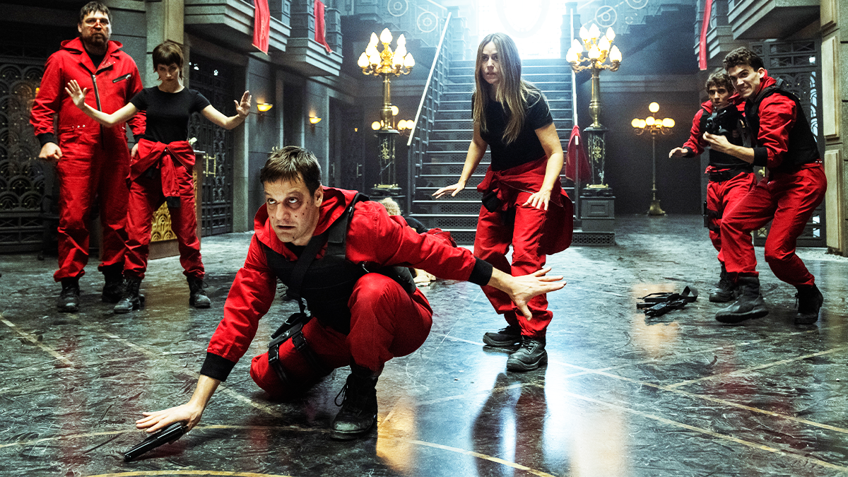 Comienza la guerra y vemos cómo la Banda de La casa de papel tendrá que sacar su lado más duro para sobrevivir en unas imágenes donde la angustia