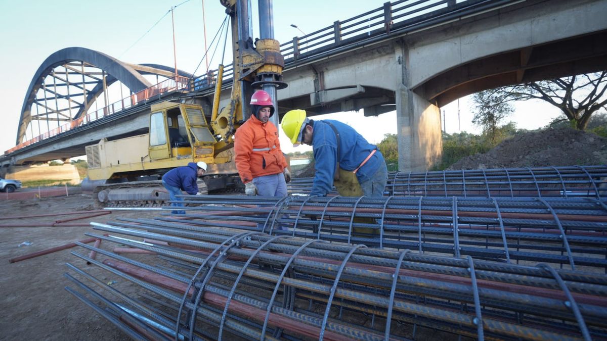 Se espera que en septiembre estén construidos más de la mitad de los pilotes del nuevo puente Santa Fe - Santo Tomé. Se espera que en septiembre estén construidos más de la mitad de los pilotes del nuevo puente Santa Fe - Santo Tomé.