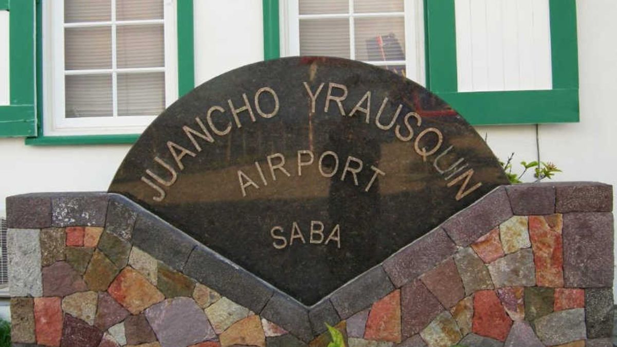 El nombre del aeropuerto se instituyó en honor al estadista y político Juan Enrique (Juancho) Irausquin (1904-1962), ex ministro de Hacienda y Bienestar Social de Aruba, que en 1960 presentó el proyecto (y consiguió los fondos) para construirlo, y fue inaugurado oficialmente el 18 de septiembre de 1963. El nombre del aeropuerto se instituyó en honor al estadista y político Juan Enrique (Juancho) Irausquin (1904-1962), ex ministro de Hacienda y Bienestar Social de Aruba, que en 1960 presentó el proyecto (y consiguió los fondos) para construirlo, y fue inaugurado oficialmente el 18 de septiembre de 1963.