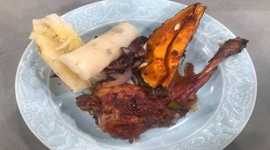Pata de chivo al chimichurri con mandioca