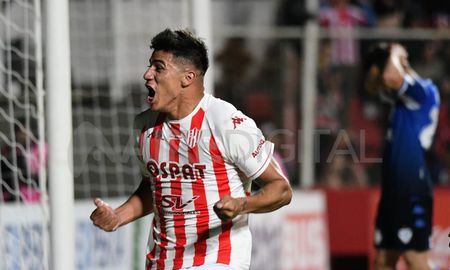 Junior Marabel festejando uno de sus goles marcados en Unión ante Vélez. Junior Marabel festejando uno de sus goles marcados en Unión ante Vélez.