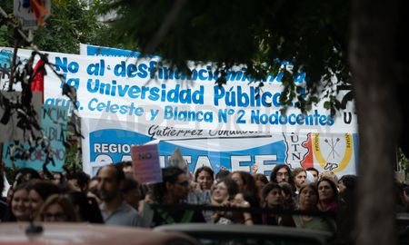 Rectores de universidades nacionales con asiento en la provincia, entre ellos el rector Enrique Mammarella, se reunieron este lunes con los tres senadores nacionales por Santa Fe. Rectores de universidades nacionales con asiento en la provincia, entre ellos el rector Enrique Mammarella, se reunieron este lunes con los tres senadores nacionales por Santa Fe.