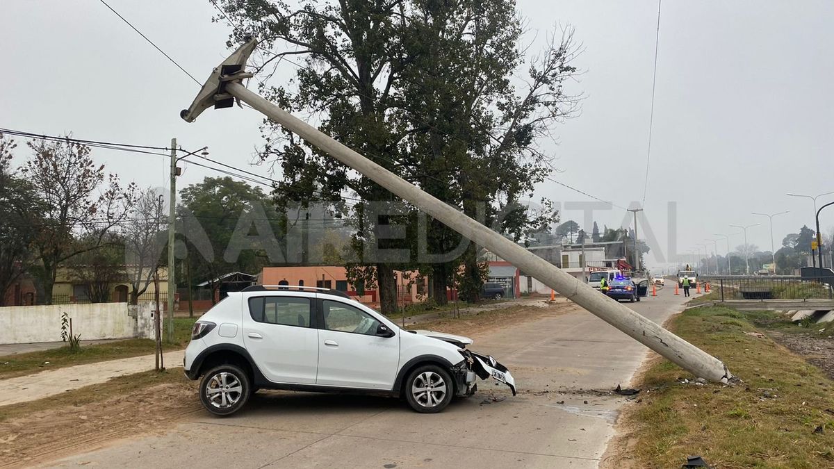 Por el fuerte impacto, el conductor del coche quedó atrapado entre los hierros retorcidos y fueron los bomberos zapadores quienes trabajaron para sacarlo.