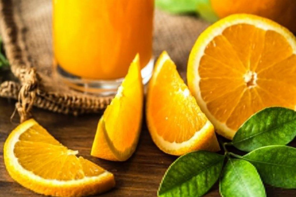Jugo de piña, naranja, apio y perejil para eliminar las celulitis y bajar de peso