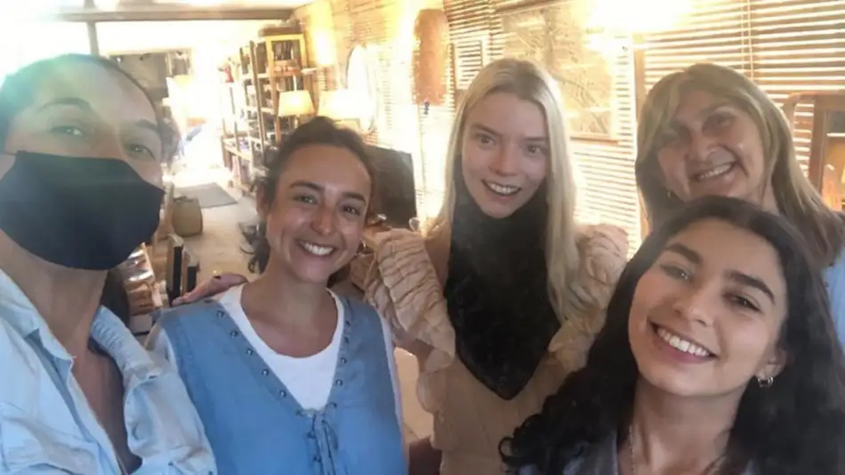 Anya Taylor-Joy en José Ignacio, con las empleadas de un local de decoración.