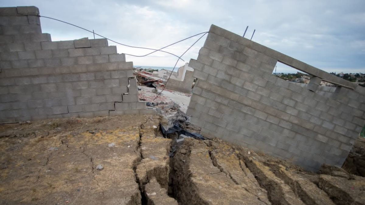 Un nuevo deslizamiento de tierra del Cerro Hermitte de Comodoro Rivadavia (Chubut) obligó a evacuar a decenas de familia por el riesgo inmediato de estructuras.