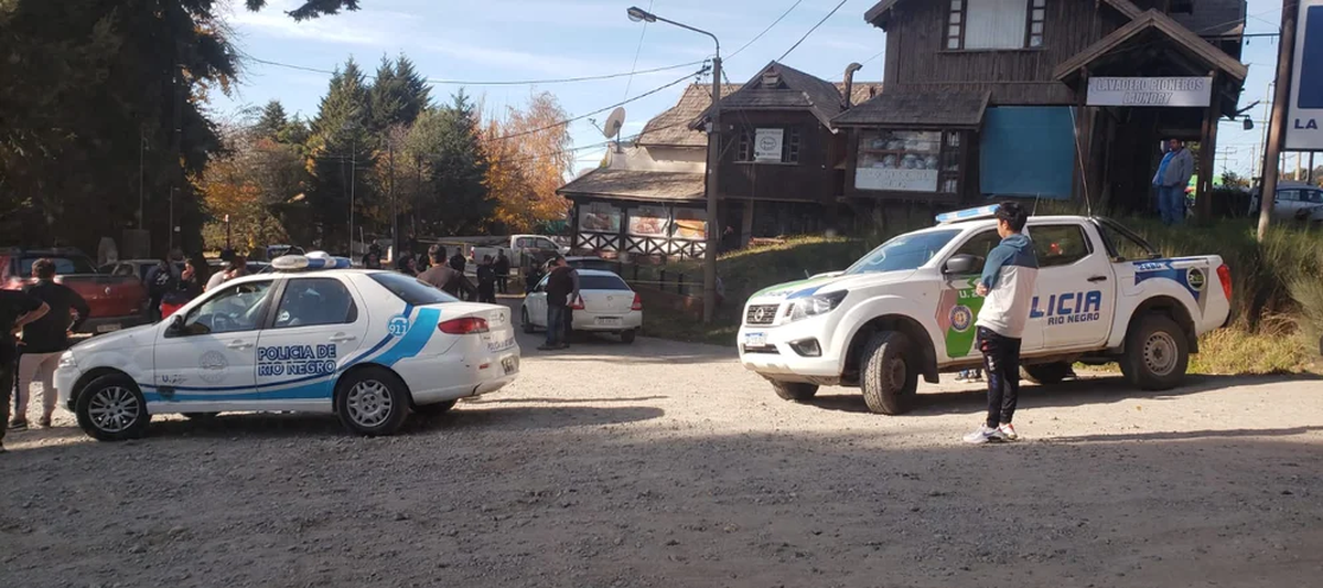 Ocurrió en Bariloche: la pelea siguió en la vereda del comercio hasta que uno de los involucrados sacó un cuchillo. 