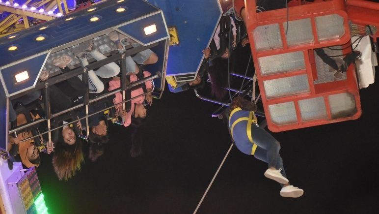 Falló un juego de un parque de atracciones y quedaron personas atrapadas