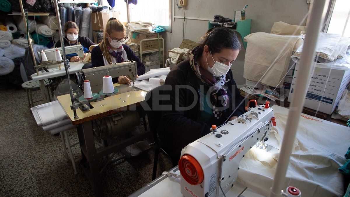 Las cinco mujeres rotan sus roles para que todas puedan desarrollar todas las actividades.