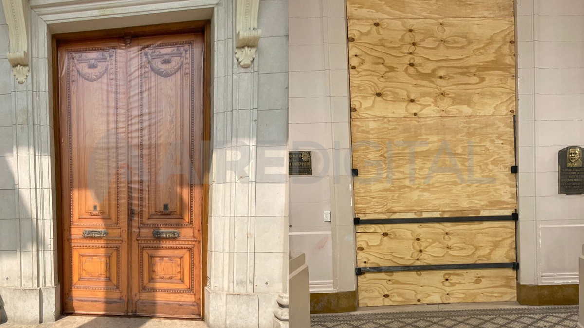 Tras la rotura de la puerta de la Legislatura, se colocaron tablones de madera.