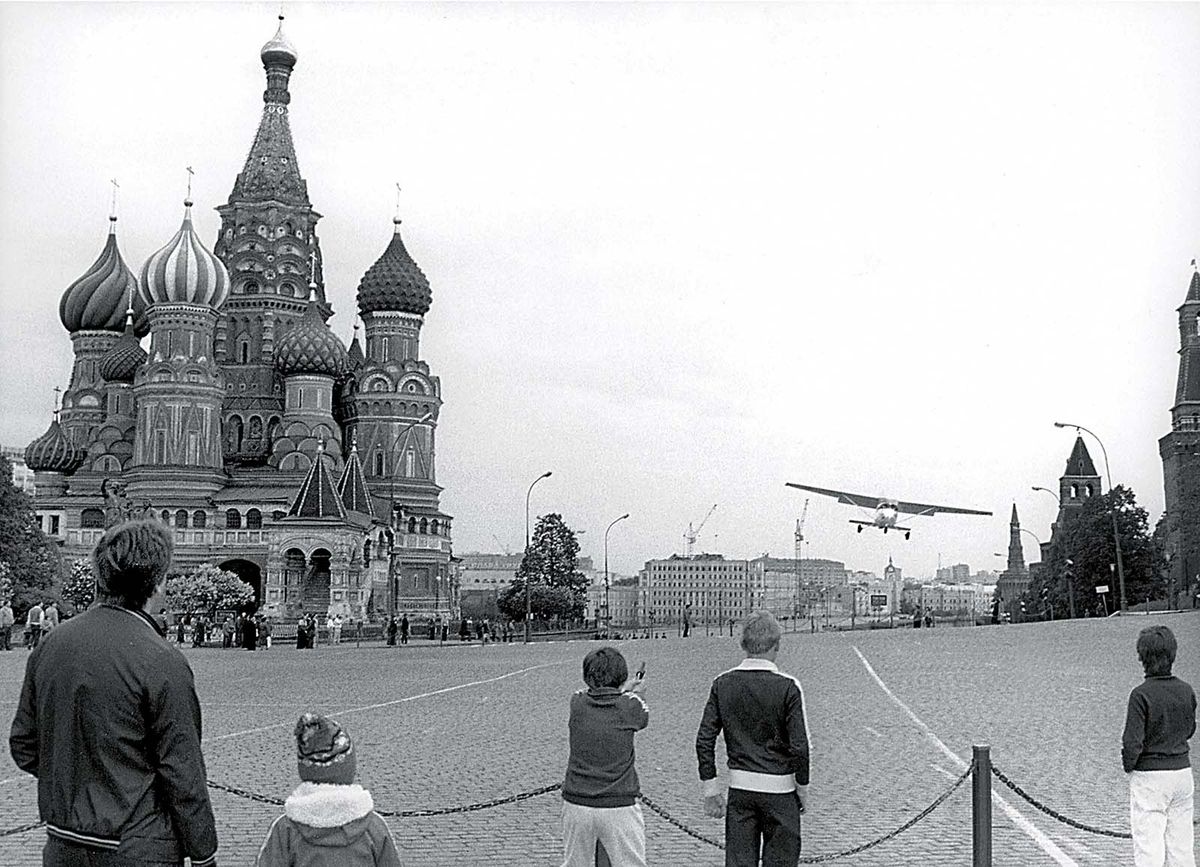 Tras asumir que era imposible aterrizar en la plaza Ivanovskaya del Kremlin, el joven alemán tuvo tres intentos fallidos de hacerlo en la Plaza Roja ya que, como había mucha gente en la misma, era muy peligroso. “Aunque señalé encendiendo las luces de aterrizaje y agitando las alas, los turistas de la plaza no me entendieron”, diría después. Tras asumir que era imposible aterrizar en la plaza Ivanovskaya del Kremlin, el joven alemán tuvo tres intentos fallidos de hacerlo en la Plaza Roja ya que, como había mucha gente en la misma, era muy peligroso. “Aunque señalé encendiendo las luces de aterrizaje y agitando las alas, los turistas de la plaza no me entendieron”, diría después.