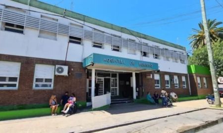 El hombre tuvo que ser trasladado al hospital. El hombre tuvo que ser trasladado al hospital.
