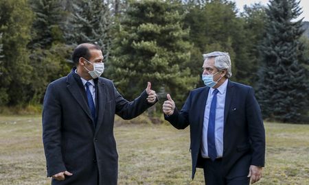 El arribo de Alberto Fern&aacute;ndez a Villa La Angostura