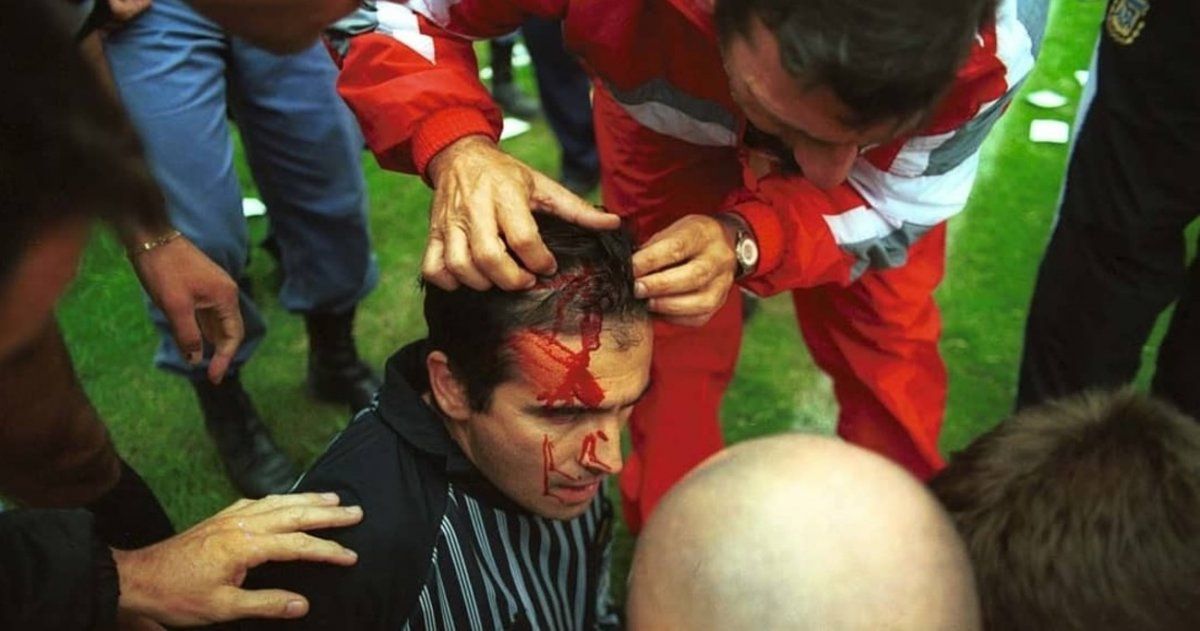 Barrientos es asistido por el personal médico de ambas instituciones. AFA realizó un doble fallo inédito. Gentileza: @museotatengue