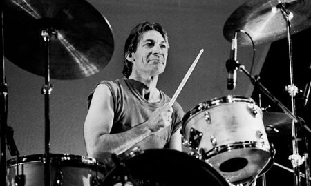 Charlie Watts aportó su elegancia y técnica del jazz para moldear el sonido clásico de Sus Majestades Satánicas. Charlie Watts aportó su elegancia y técnica del jazz para moldear el sonido clásico de Sus Majestades Satánicas.