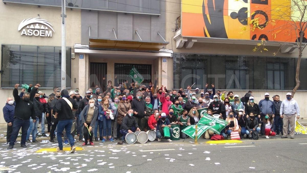 Trabajadores municipales se manifestaron frente a Asoem y exigieron un 9% de aumento salarial