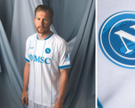 Kevin De Bruyne posó con la nueva camiseta del Napoli, que homenajea a Argentina y a Maradona. Kevin De Bruyne posó con la nueva camiseta del Napoli, que homenajea a Argentina y a Maradona.