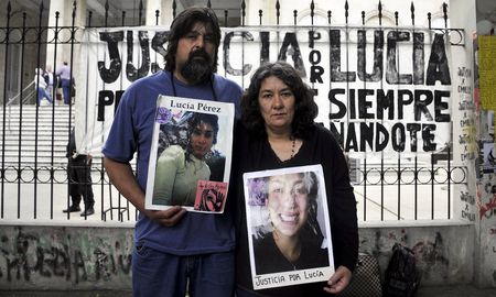 Los padres de Lucía Pérez siguen luchando por su hija. Los padres de Lucía Pérez siguen luchando por su hija.