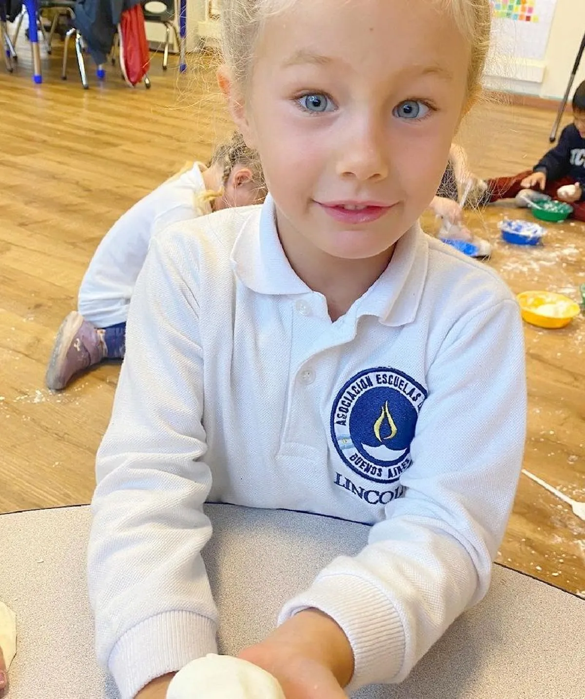 La escuela a la que asiste Matilda Salazar, la hija de Luciana, tiene un enfoque poco tradicional.