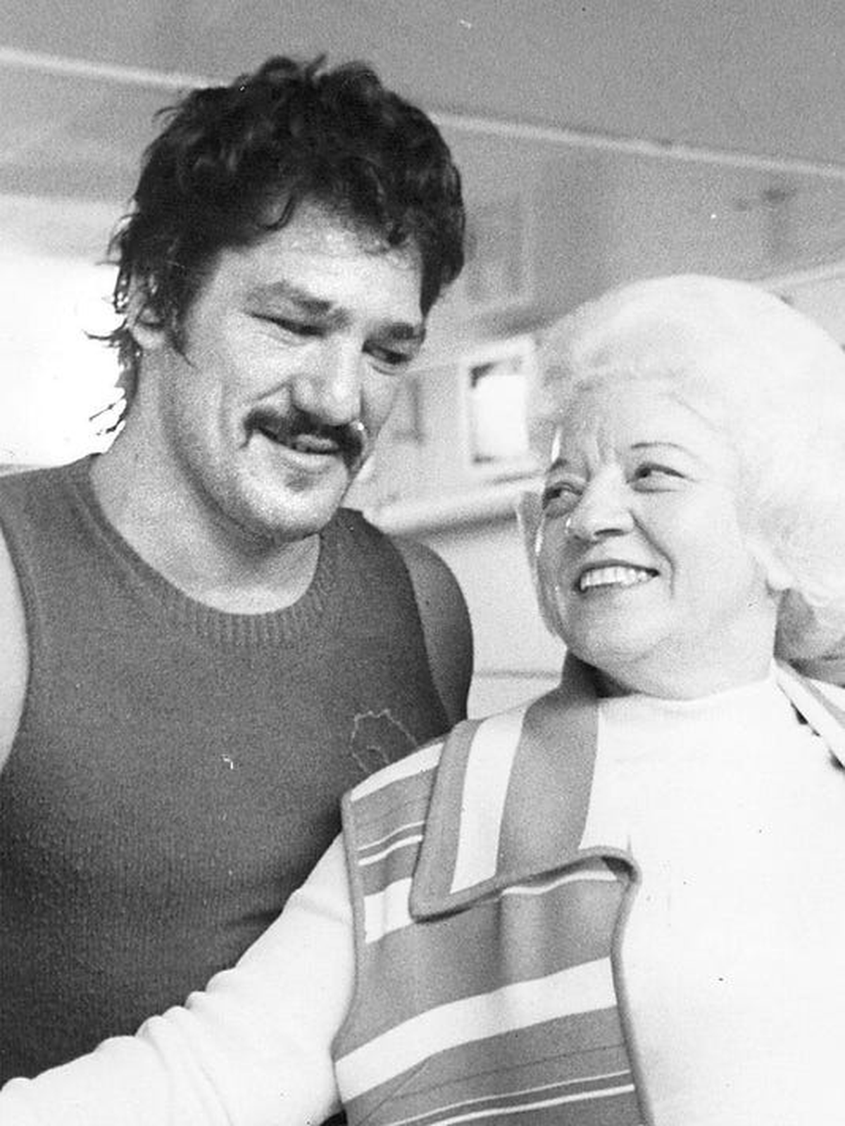 La estrecha relación entre Bonavena y Sally Burgess Conforte –21 años mayor que Ringo– no era del agrado de Joe Conforte, dueño del Mustang Ranch, el prostíbulo de Reno, Nevada, en cuya entrada el boxeador sería asesinado el sábado 22 de mayo de 1976. La estrecha relación entre Bonavena y Sally Burgess Conforte –21 años mayor que Ringo– no era del agrado de Joe Conforte, dueño del Mustang Ranch, el prostíbulo de Reno, Nevada, en cuya entrada el boxeador sería asesinado el sábado 22 de mayo de 1976.