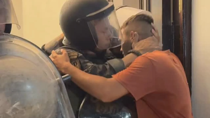 Se volvió viral por el abrazo con un policía al reclamar por el abuso a su hija de 3 años