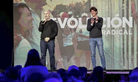 El jefe de Gobierno porteño, Horacio Rodríguez Larreta, acompañó hoy al senador nacional Martín Lousteau en un locro por el 25 de mayo en Parque Norte, donde aseguró que Juntos por el Cambio va a ganar la elección nacional del 2023.