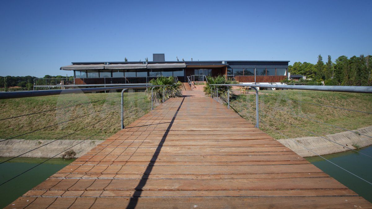 El complejo está ubicado a 600 metros del río Salado y detrás del country El PInar.