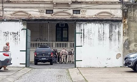Personal de la Brigada de Explosivos trabaja en el lugar en la búsqueda de algún tipo de artefacto. Personal de la Brigada de Explosivos trabaja en el lugar en la búsqueda de algún tipo de artefacto.