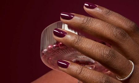El color de esmalte que favorece a todas las pieles y domina en la temporada. El color de esmalte que favorece a todas las pieles y domina en la temporada.