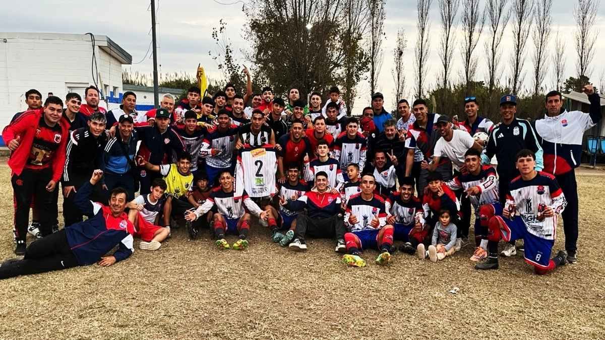 Santa Fe FC ganó de vuelta y sigue líder en el ascenso de Liga Santafesina de Fútbol. Foto: prensa Santa Fe.