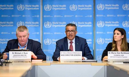El director general de la Organizaci&oacute;n Mundial de la Salud (OMS), Tedros Adhanom Ghebreyesus (c), junto a otros miembros de la organizaci&oacute;n.&nbsp;