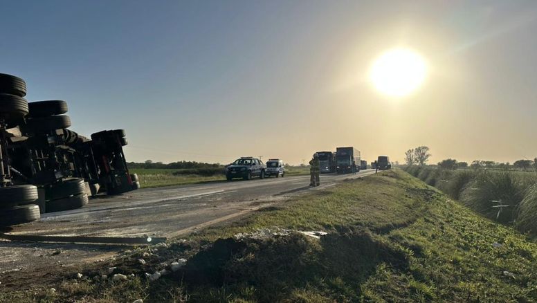 Corte total de Autovía 19: contingentes de alumnos de la Sara Faisal y Dante Alighieri, varados en la ruta
