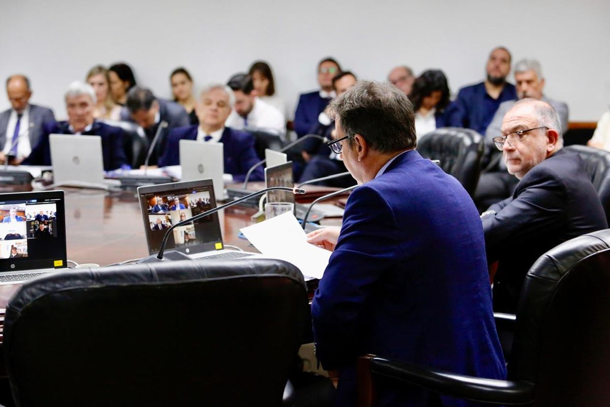 La comisión de Acusación del Consejo de la Magistratura de la Nación, por unanimidad, decidió elevar a consideración de su plenario el dictamen que propone la elevación al jurado de enjuiciamiento al juez federal Martín Poderti. La comisión de Acusación del Consejo de la Magistratura de la Nación, por unanimidad, decidió elevar a consideración de su plenario el dictamen que propone la elevación al jurado de enjuiciamiento al juez federal Martín Poderti.