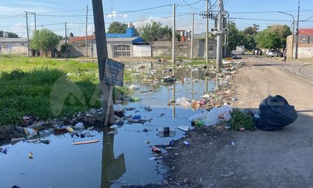 Un basural a cielo abierto con pérdida de agua, se presenta cómo un foco infeccioso que preocupa a los vecinos de barrio Santa Rosa de Lima. Un basural a cielo abierto con pérdida de agua, se presenta cómo un foco infeccioso que preocupa a los vecinos de barrio Santa Rosa de Lima.